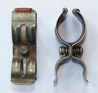 Verzinkter Halter von RUX. Einlage aus Kunstleder. 1950er Jahre.