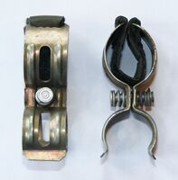 Chromatierter Halter ähnlich RUX, aber ohne Prägung. Einlage aus gewebeunterlegtem Gummi. Etwa 1970er/1980er Jahre.