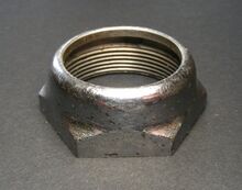 Abschlussmutter B Zeitraum: 1950er Jahre, vrmtl. bis 1958 Material: Stahl, verchromt Bemerkungen: