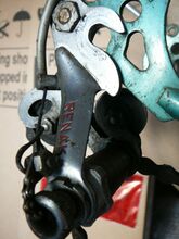 Schaltwerk Nr. 201 Zeitraum: 1960 bis 1967 Verwendung: Diamant Rennräder, Diamant Luxus-Sporträder Material: Stahl (verchromt) Kettenmaß: schmal / Rennkette (3/32") Bemerkungen: Schriftzug als rot ausgelegte Prägung mit großer Schrift; Verstellrad der Kettenvorspannung nun aus Alu-Guss und Vereinfachung der Konstruktion