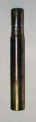 Zeitraum: bis Ende 1952 Hersteller: Hainsberger Metallwerke Verwendung: Fahrräder der Marke National und Primus Material: Stahl, vernickelt Durchmesser: 25 mm Länge: 18,1 cm Bemerkungen: ungeprägt, lange Verjüngung (5 cm)
