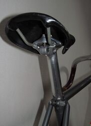 ab den 70er Jahren wurden in Leipzig(?) auch Patentsattelstützen hergestellt, deren Aufbau stark an die zu dieser Zeit üblichen Campagnolo Two-Bolt-Sattelstützen erinnert und auch mit tropfenförmigen Querschnitt an den Textima-Rennmaschinen Verwendung fanden. Rohstoff für diese Kleinserie sollen defekte Felgen gewesen sein.