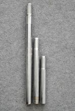 Zeitraum: 194x bis 1990 Hersteller: Verwendung:Rechts: die meisten Fahrradmodelle; Mitte: Zubehör; Links: Zubehör, Mifa Klappräder, Mifa Universal und Minirad Material: Stahl, verchromt Durchmesser: 24 mm Länge: 17-18/25/38 cm Bemerkungen: ungeprägt. Links: werksseitige Montage mit einer Distanzhülse, um den größeren Innendurchmesser des geschweißten Rahmenrohrs auszugleichen.