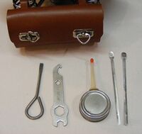 Werksseitige Bestückung einer neuen Kunstleder-Satteltasche aus den 60er Jahren.