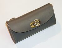 Zeitraum: Ende 1960er Jahre/Anfang 70er Jahre Hersteller: vrmtl. LM Material: Kunstleder Bekannte Farben: grau Verwendung: Sporträder- und Tourensporträder, evtl. auch späte Mifa-Tourenräder Bemerkungen: mit Einfachverschluss, ohne Punze