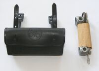 Zeitraum: 198? bis 1990 Hersteller: ?? Material: Kunststoff Bekannte Farben: schwarz Verwendung: Bemerkungen: letzte Ausführung, stark vereinfachter Steckverschluss, mit Radfahrer-Logo