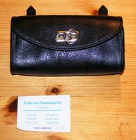 Zeitraum: vrmtl. 80er Jahre Hersteller: ?? Material: Kunstleder (zweilagig) Bekannte Farben: schwarz Verwendung: Zubehörteil Bemerkungen: größer als alle anderen Satteltaschen