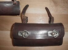 Satteltasche Modell 1583 L vom VEB Lederwarenfabrik Mühlhausen Zeitraum: 1954 bis 1955 Material: Leder, lackiert Bekannte Farben: Dunkelbraun Verwendung: Mifa- und Diamant-Sporträder Bemerkungen: mit rückseitiger Punze