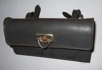 Zeitraum: ab ca. 1970 bis 1990 Hersteller: VEB Leder- und Plastverarbeitungswerke Dresden Material: Kunststoff (Ethylenvinylacetat) Bekannte Farben: braun, grau, schwarz Verwendung: alle Fahrräder Bemerkungen: graue Ausführung