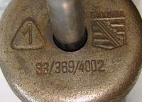 Prägung der links nebenstehenden Pumpe. Deutlich zu erkennen das sächsische Länderwappen