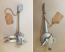 Zeitraum: Verwendung: Material: Zinkdruckguss, Stahl (verchromt) Bemerkungen: Montage am Rahmen mittels Schelle