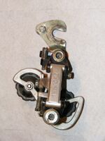 Zeitraum: 198? - 198? Verwendung: Zubehörteil Material: Aluminium, Kunststoff, Stahl Bemerkungen:Gab es mit schwarz lackierten und blanken Gelenken (letztere seltener).