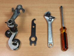 1. Vorbereitung Für die vollständige Zerlegung der Optima- und RENAK-Schaltwerke werden folgende Werkzeuge benötigt: » Hakenschlüssel (Torpedo-Schlüssel) » Rollgabelschlüssel o.ä. » Schraubendreher (Maße siehe Punkt 4.)