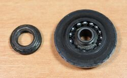 8. Wartung der Rollenlager Die Rollenlager lassen sich einfach durch Auseinanderdrehen der Konen öffnen. Die darin befindlichen Kugeln der beiden Rollenlager sollten nicht gemischt werden, da sich ihre Größe durch unterschiedlichen Verschleiß meist unterscheidet. Im besten Falle werden die Kugeln durch neue ersetzt, was auch die Einstellung der Lager erleichtert.