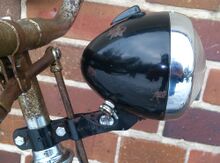 Scheinwerfer Typ 606 Zeitraum: spätestens 1950 bis mind. 1952, hier: 1950 Verwendung: u.a Simson-Fahrräder Material: Stahlblech, Glas Ø Lichtaustritt: 75 mm Bekannte Farben: schwarz Bemerkungen: spitz auslaufendes Gehäuse, ohne Herstellerkennzeichnung