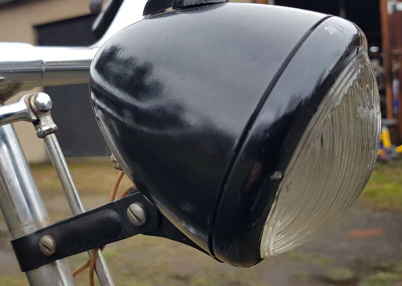 Datei:Scheiwerfer AFE schwarz lackierter Ring Streuscheibe Simson 1953.jpg
