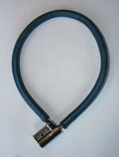 Seilschloss FS 53 M (2) / FS 53 (2) Zeitraum: 1970er/1980er Jahre Verwendung: Zubehörteil Material: Stahl verchromt, Kunststoff Hersteller: vrmtl. VEB Zylinderschlösser Potsdam im VEB Kombinat Schlösser und Beschläge Döbeln Prägung: FS 53 M (2) / FS 53 (2) Bekannte Farben: rot, grün, blau, hellgrau Bemerkungen: