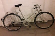 Ein auf Modell 167 basierendes Schneider-Damenrad von 1989, das mit Felgenbremse hinten und Gangschaltung (Favorit), sowie Schutzblechen und Gabel der Mifa-Sporträder ausgestattet wurde.