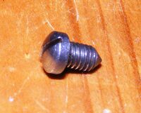 Zeitraum: 195? bis 195? (hier: 1951) Verwendung bekannt an: Kontaktschraube an IKA-Strebenrücklichthalterung Oberflächenbehandlung: verchromt Bemerkungen: breiter, hoher Halblinsenkopf