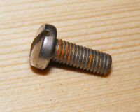 Zeitraum: 195? bis 196? Verwendung bekannt an: Schutzblechbefestigung an Fahrrädern von Diamant, Mifa, Möve, Simson, Bremshebel-/Bremsschellenbefestigung Oberflächenbehandlung: verchromt Bemerkungen: Standardschraube der späten 50er bis 60er Jahre für alle Fahrradtypen, niedriger Halblinsenkopf, diverse Längen