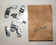 Komplettes Befestigungsmaterial für einen Schutzblechsatz (Klemmplättchen und Rahmenbefestigung). Hier die späte Ausführung ab etwa 1970. Bis Anfang der 1970er Jahre waren diese Kleinteile verchromt, später verzinkt. Hersteller: Diamant.