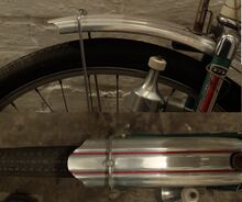 Zeitraum: etwa 1974 bis 198x Verwendung: Blitz- und Fortschritt-Modelle Material: Alumimiumblech Größen: 20 Zoll, 24 Zoll Aussparung für Stempelbremse ja Überstand des Vorderrad-Schutzleches: lang, mit Überlaufstrebe (20-Zoll: kurz, ohne Überlaufstrebe) Farben/Varianten: Alumimium blank Profil: gewölbt; vierfach gesickt Bemerkungen: Streben verschraubt; Sicken farbig ausgelegt (außer an Ersatzeilen)