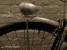 Zeitraum: 1958 bis 1968 Verwendung: Luxus-Sporträder Material: Alumimiumblech Größen: 28 Zoll Aussparung für Stempelbremse nein Überstand des Vorderrad-Schutzleches: extra-lang, mit innenverlaufender Strebe vor der Gabel Farben/Varianten: Alumimium blank Profil: leicht rundlich, ungesickt Bemerkungen: Abschlüsse ohne "Nase"