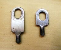 Befestigung für Aluminium-Sportradschutzbleche an Gabel (lang) und Hinterbau (kurz), bis Anfang der 70er Jahre verchromt, danach verzinkt. Verwenung von 1954 bis 1990.