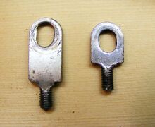 Befestigung für Aluminium-Sportradschutzbleche an Gabel (lang) und Hinterbau (kurz), bis Anfang der 1970er Jahre verchromt, später verzinkt. Verwendung von 1954 bis 1990.