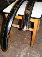 Schutzbleche für Simson-Tourenräder, Anfang der 50er Jahre, Hersteller: Simson. Das vordere Blech hat im Gabelbereich spezielle Sicken (bei keinen anderen DDR-Schutzblechen zu finden).