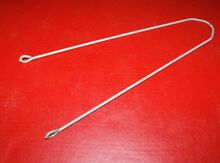 Standard-Stahlstrebe, Befestigung am Schutzblech durch Klemmplättchen.