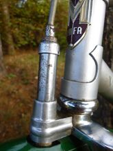 Seilzug-Stempelbremse Zeitraum: 1958 bis vrmtl. 1959 Verwendung: Diamant Tourensporträder, Mifa Sporträder Material: Stahl (verchromt), Alu Bemerkungen: Ober- und Unterteil ineinander gehakt, Rändelmutter als Kontermutter