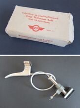 Seilzug-Stempelbremse "Modell 8176" von Simson Zeitraum: hier: vrmtl. Anfang/Mitte 1970er Jahre Verwendung: Material: Stahl, Kunststoff Bemerkungen: Blechgriff. Ober- und Unterteil verschraubt, Oberteil und Bowdenzugführung aus Kunststoff, grau