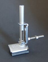 Seilzug-Stempelbremse von Orthopädie Königsee Zeitraum: frühe 1960er Jahre Verwendung: vrmtl. Zubehör Material: Stahl (verchromt) Bemerkungen: Extra schlanke Ausführung (für gleiche Lochgröße im Schutzblech wie bei Gestängebremsen). Baugleich mit links aufgeführter Stempelbremse von Optima, jedoch matt verchromt.