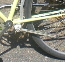 Seitenständer Zeitraum: 198x bis mind. 1989 Verwendung: ab Werk an vielen Sporträdern der 1980er Jahre, Zubehörteil Material: Stahl verzinkt Bekannte Farben: Zink blank Hersteller: VEB Fahrzeug- und Jagdwaffenwerk Ernst Thälmann Suhl, IFA-Kombinat für Zweiradfahrzeuge / VEB Kettenfabrik Barchfeld Bemerkungen: Prägung mit Laufradgrösse und Preis, 1,5mm-Stahlblech (gesickt), im Gelenkbereich zusätzlich verstärkt