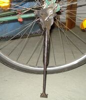 Seitenständer Zeitraum: 50er/60er Jahre Verwendung: Zubehörteil Material: Stahl lackiert Bekannte Farben: schwarz, grau Hersteller: Luther Bemerkungen: für die Radgrößen 26" und 28" hergestellt