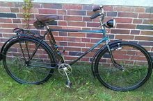 Simson Modell 1a (1954) Vollständig original erhalten, (Griffe evtl. Zubehörteil). Es ist bereits die neue Form des Kettenblattes verbaut. Beleuchtung von FEK. Bereifung von TSG.