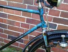 Blauer geflammter Strahlenkopf.