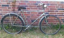 Simson Modell 1a (1953) Lackierung in Hechtgrau, jedoch stark grünstichig, bedingt durch vergilbten Klarlack. Pastellfarbener und blau eingefasster Strahlenkopf.