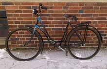 Modell 10 von 1950, vollständig original erhalten. Steuerkopfschild aus farbig bedrucktem Messing. Beleuchtung von FEK, jedoch ohne Herstellerprägung. Bereifung von Barum. Fahrradgriffe von HaGe, jedoch ungeprägt. Gepäckträger von Pallas. Das Lichtkabel wurde nachträglich hinzugefügt.