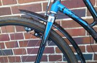 =============================== Blauer Strahlenkopf. Der Rahmen ist mit weißen und blauen Linien abgesetzt, teilweise Kastenlinierungen.