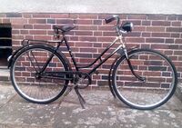 Modell 2 a von 1955 mit beigem Strahlenkopf in der sportlicheren Ausstattung mit Sportgepäckträger, Keiltretlager, Aluminiumfelgen und Hebelmuttern. Beleuchtungskomponenten nachträglich hinzugefügt.