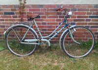 Modell 2 a von 1955 in der sportlichen Sonderausstattung, mit Sportgepäckträger, Keiltretlager, Aluminiumfelgen und Hebelmuttern. Dynamo und vrmtl. die Griffe sind beim gezeigten Fahrrad nicht original.