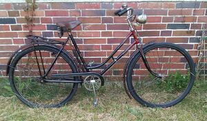 Modell 2 a von 1955 mit rotem Strahlenkopf. Rahmen, Schutzbleche und Felgen rot-weiß liniert. Bleuchtungskomponenten und Pedale nicht original.