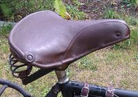 Tourensattel von ?? Zeitraum: 1953 bis 1957 Verwendung: Tourenräder von Simson Decke: Kunstleder Gestell: Stahl, verchromt Bemerkungen: Ausführungen für Damen- und Herrenräder, mit Simson-Plakette an der Rückseite, Hersteller unbekannt