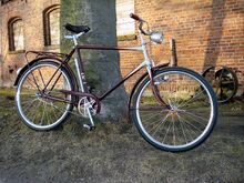 Lackierung und Linierung des gezeigten Fahrrades orientieren sich weitestgehend am Originalzustand. Üblicherweise wurde das Modell 3a mit einem Keiltretlager ausgestattet, hier war jedoch schon ab Werk ein Glockentretlager zu finden.