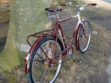 Der auf dem Unterrohr obenliegende Schriftzug "Simson Suhl" wurde bis zum Ende der Produktion im Jahre 1957 beibehalten.