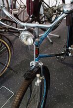 Dynamo, Schrauben der Scheinwerferhalterung sowie das Klingelunterteil sind nicht original.