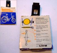 Zeitraum: spätestens ab 1987 Hersteller: VEB Polymer Pößneck Material: Kunststoff Verwendung: Zubehörteil, serienmäßig an manchen Fahrradmodellen der späten 80er Jahre Bemerkungen: Speichenreflektor wie links nebenstehend, in Verkaufsverpackung