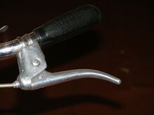 Optima-Bremshebel Zeitraum: 1955 bis 1957 Verwendung: Diamant-Sporträder Material: Aluminium Bemerkungen: mit Prägung "Optima"; baugleich weiterproduziert von Alda